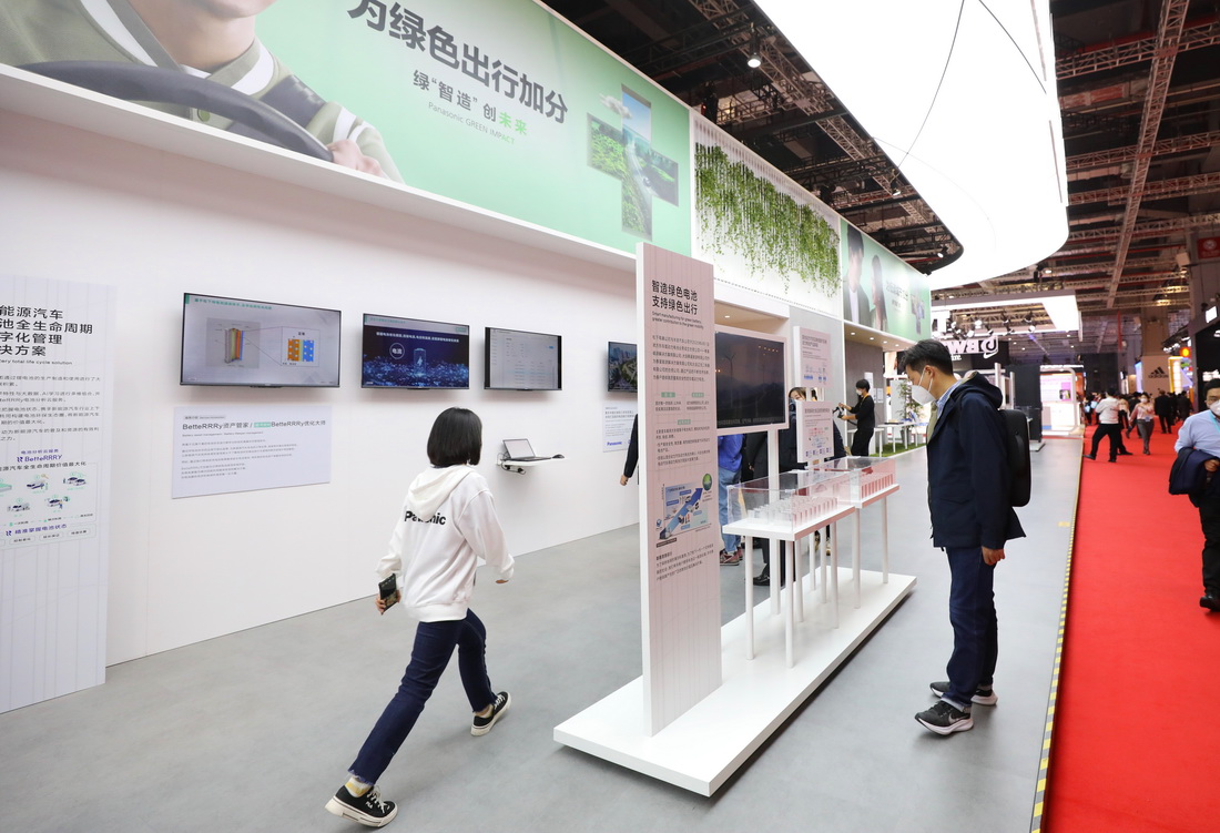 11月7日,参观者在第五届进博会松下公司展台绿色出行专区内一组车用智能电池展品前驻足观看。新华社记者 方喆 摄