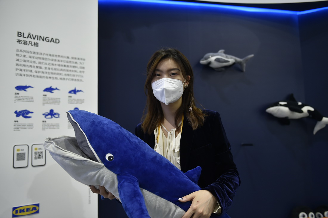 11月7日,在第五届进博会消费品展区,工作人员展示一款毛绒玩具。据介绍,该系列毛绒玩具的填充材料由近海水域收集的废旧塑料经过回收再利用而制成。新华社记者 鲁鹏 摄