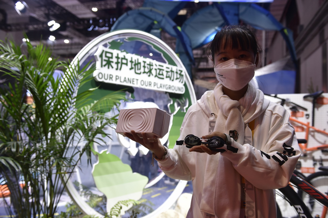 11月7日,在第五届进博会消费品展区,一家参展商的工作人员展示以甘蔗渣为原料制作的泳镜盒。新华社记者 鲁鹏 摄