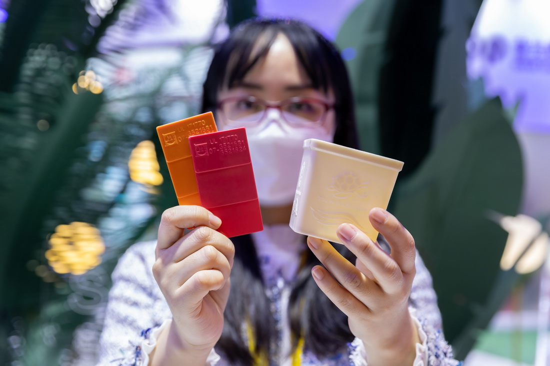 1月7日,工作人员在第五届进博会上展示创新纤维素生物基材“BBC纤维絮纸”。新华社记者 王翔 摄