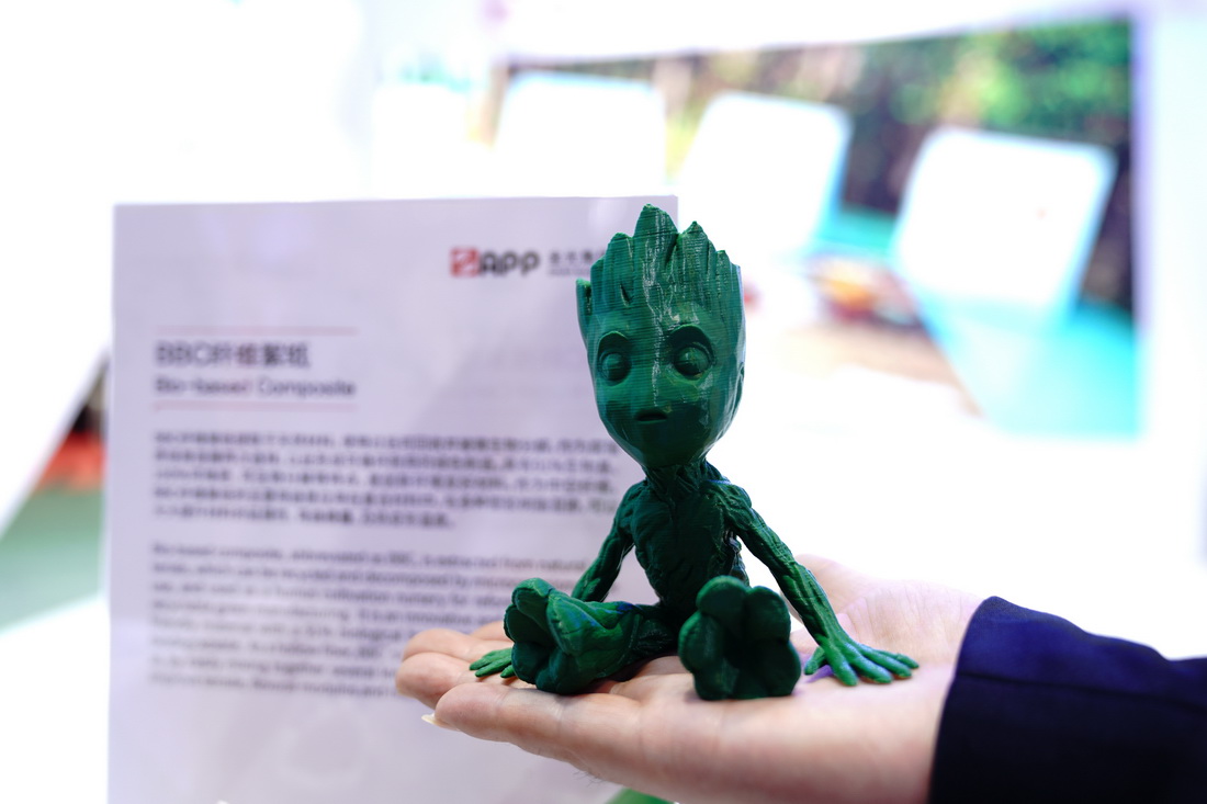11月7日,参展人员在第五届进博会上展示用“BBC纤维絮纸”3D打印的玩具。“BBC纤维絮纸”提取于天然材料,使用过后可回收分解。新华社记者 张建松 摄