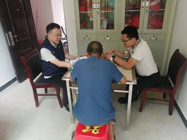 法官向村书记做调查 法官向村书记做调查