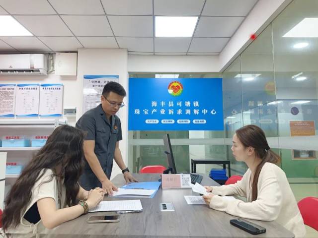 法官为当事人计算案款,促成双方调解 法官为当事人计算案款,促成双方调解
