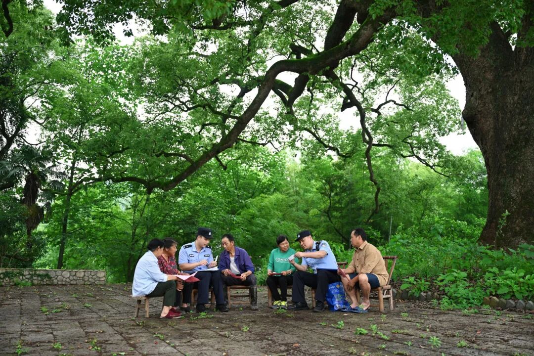 老樟树下新枫警-分宜县公安局城东派出所民警深入乡村开展反诈防骗宣传,排查矛盾纠纷。(新余市公安局 邹强).JPG