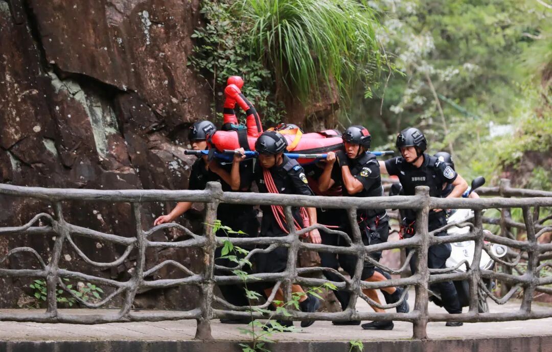 同饮一江水·共护东江源!江西公安特警巅峰对决!-图二-2025年7月,江西省公安特警在安远县三百山开展多维度实战拉动演练,展示风采深化合作。(赣州市公安局 王瑞-胡江涛-李凡).jpg