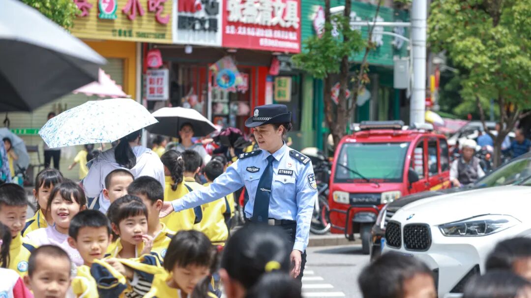 《护校安园》中午十二点,郭娟与同事们一起在辖区雩山中小学开展护学安园工作。.jpg